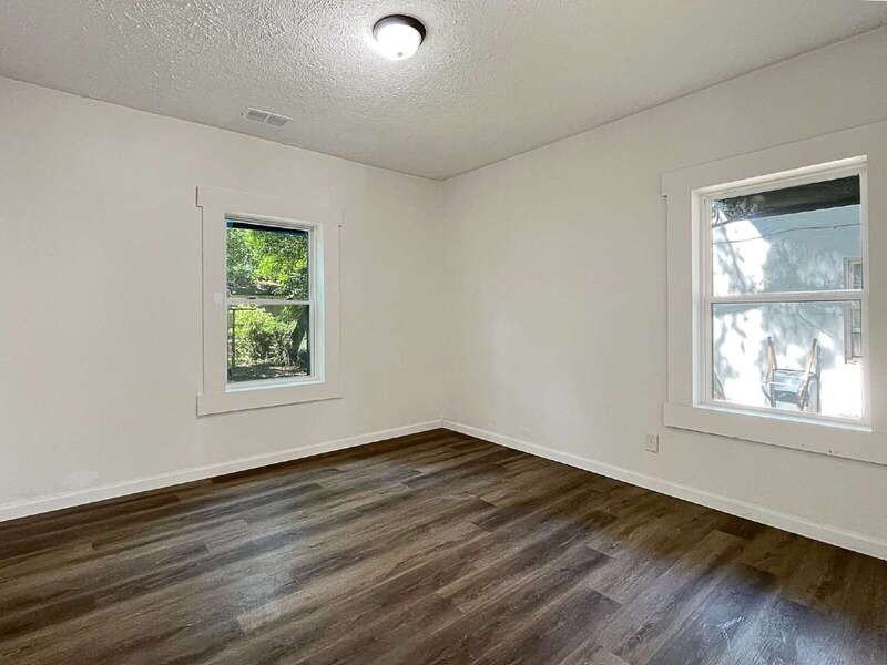 1121 East 53rd Street - Photo 6 of 16