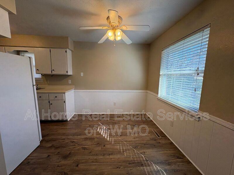 522 E Ottowa Ct - Photo 3 of 14