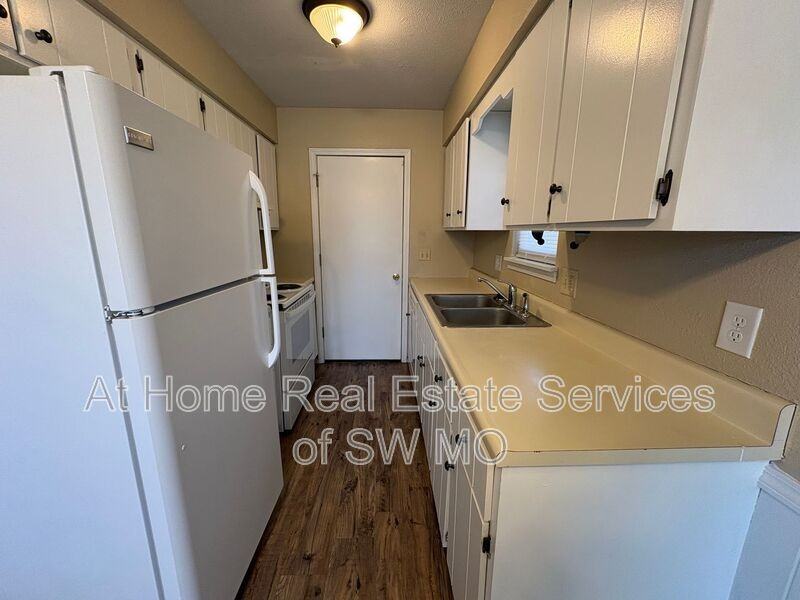 522 E Ottowa Ct - Photo 5 of 14