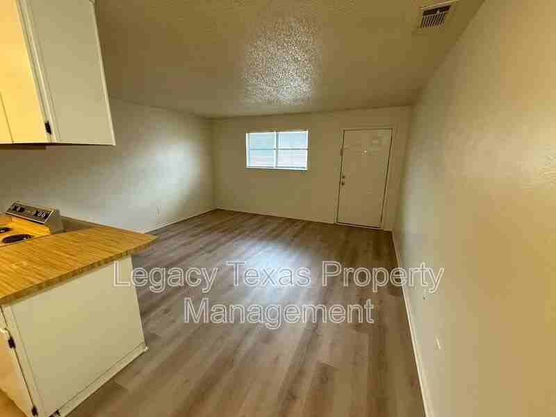 1700 Short St #B - Photo 3 of 14