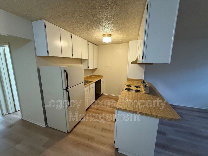 1700 Short St #B - Photo 4 of 14