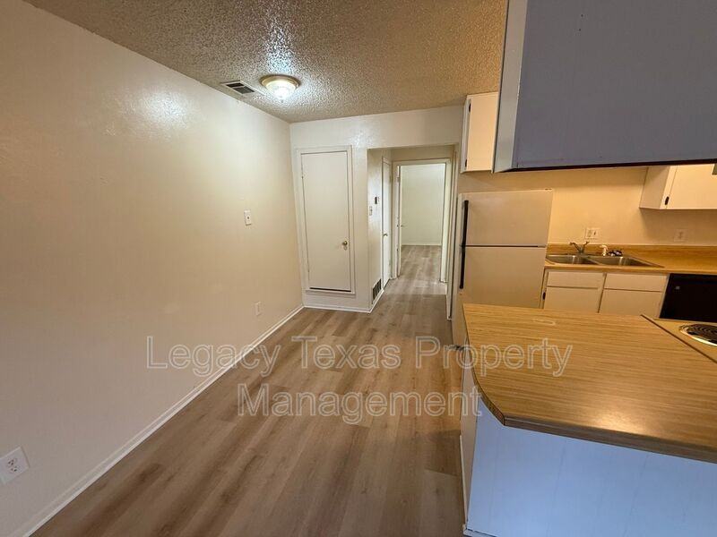 1700 Short St #B - Photo 6 of 14