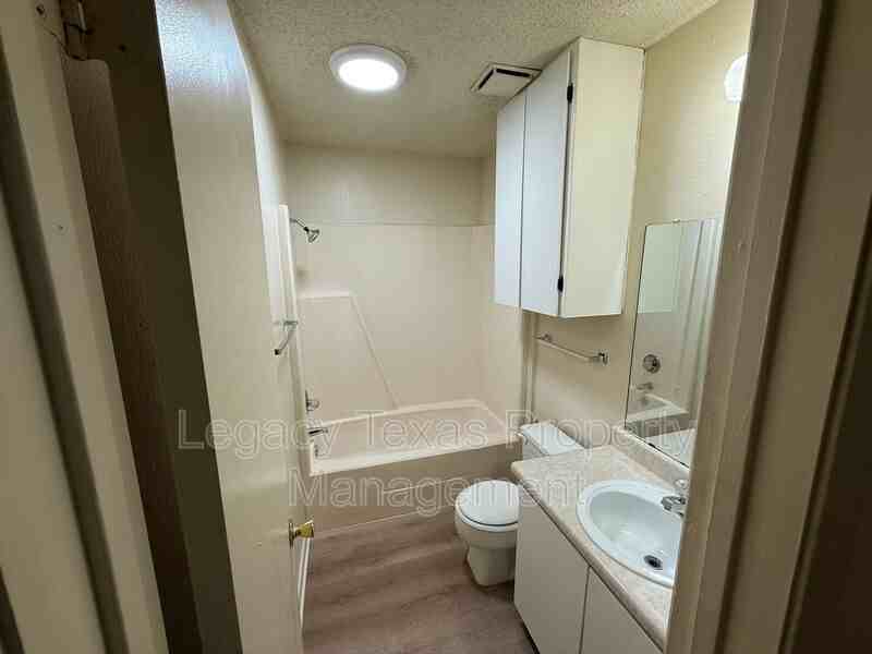 1700 Short St #B - Photo 7 of 14