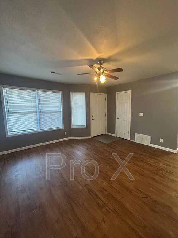 405 Park St #C - Photo 4 of 15