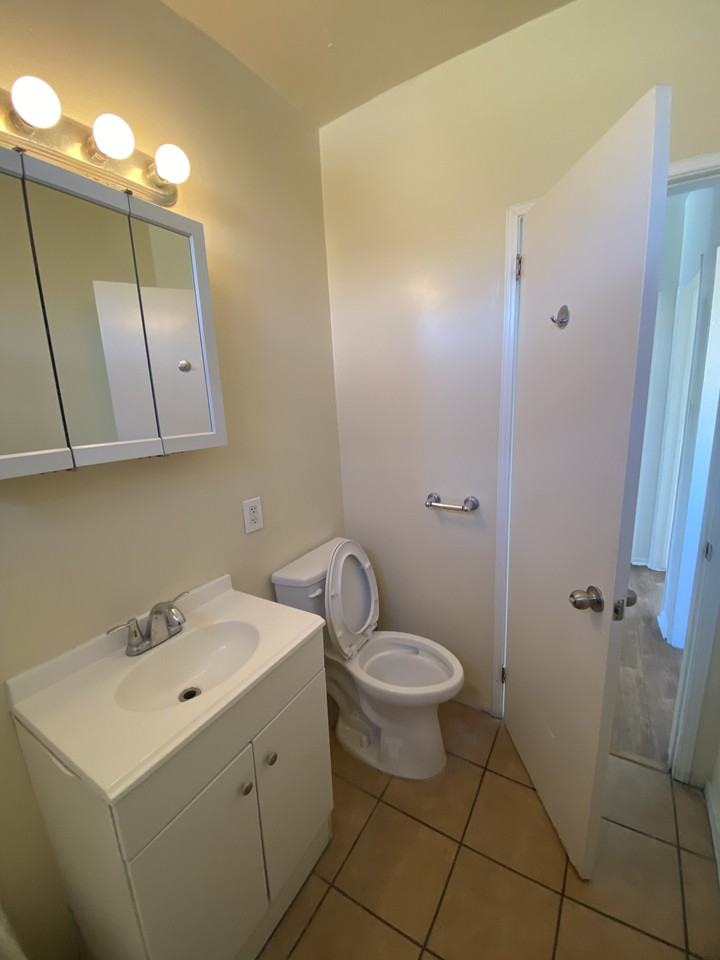 1517 West 28th Street #7 - Photo 4 of 16