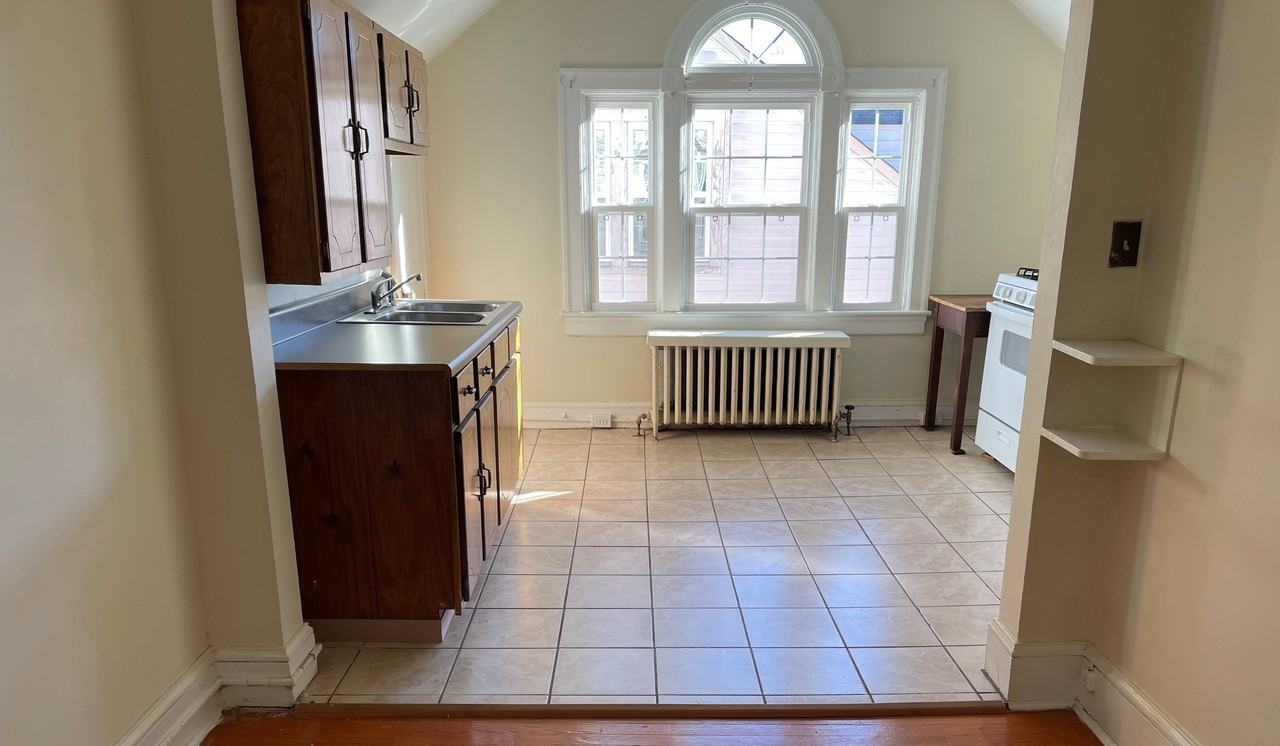 219 Montague Street - Photo 6 of 10