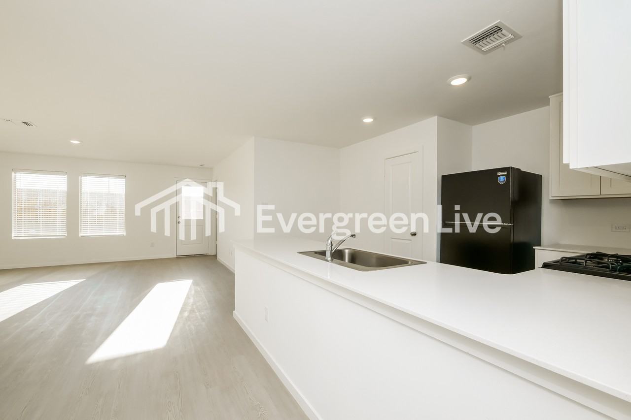 9608 Nw 125th Ter - Photo 5 of 17