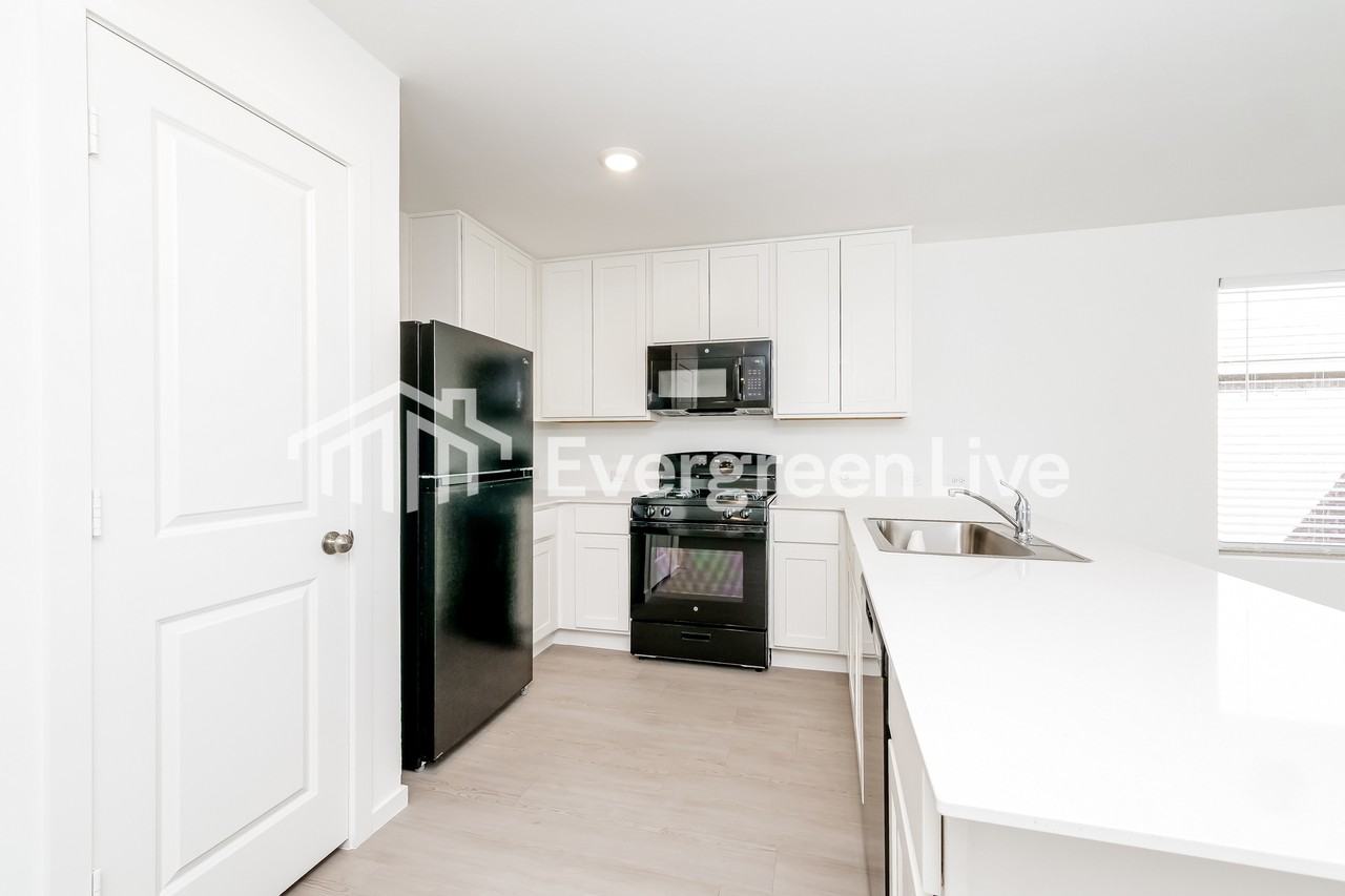 12508 Huntington Ridge Way - Photo 7 of 17