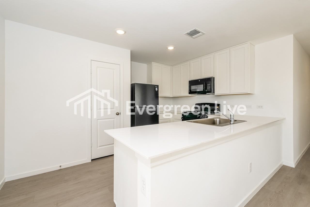 9600 Nw 125th Ter - Photo 5 of 17