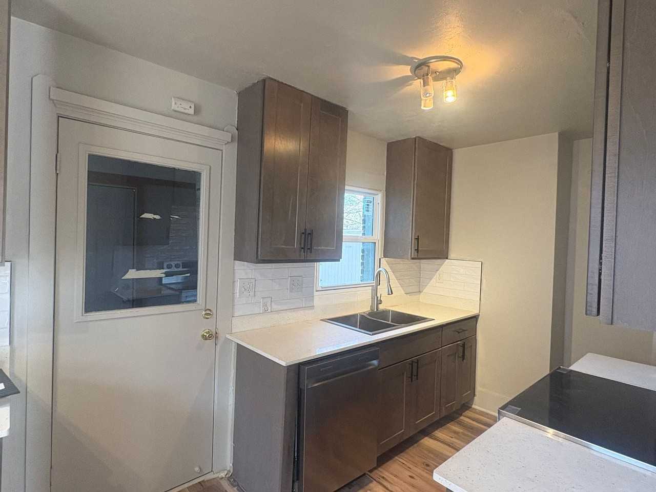 1141 Nw 43rd St - Photo 3 of 23