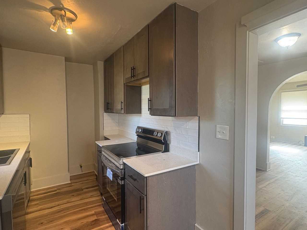 1141 Nw 43rd St - Photo 6 of 23