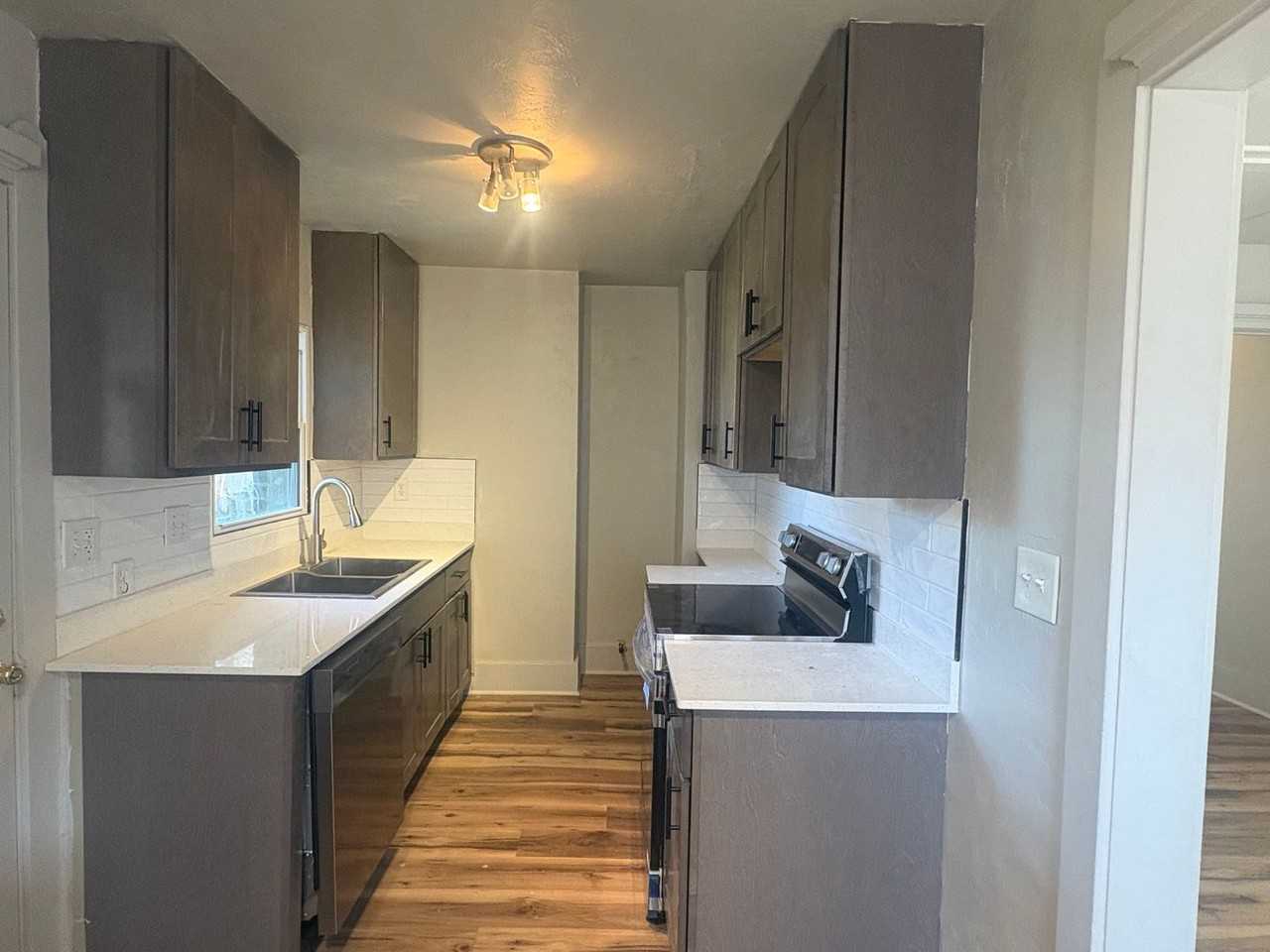 1141 Nw 43rd St - Photo 7 of 23