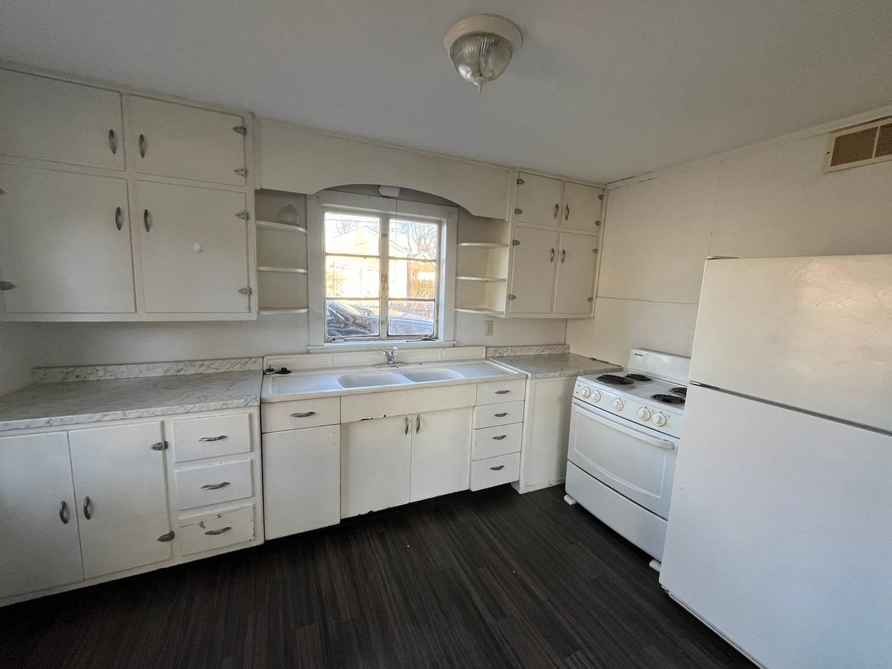 111R S Central Ave - Photo 4 of 4