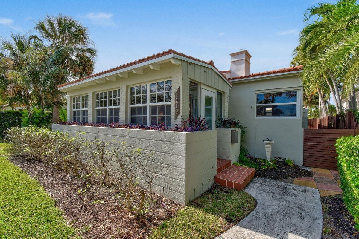 1219 N Lakeside Dr - Photo 2 of 8