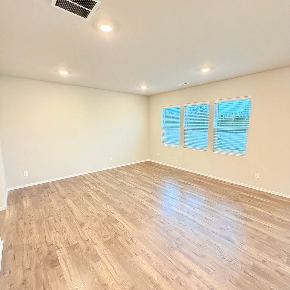 5505 W Youngstown Ln - Photo 3 of 26
