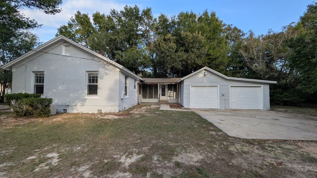 1321 Wisteria Ave - Photo 4 of 16