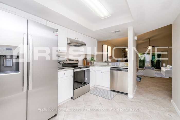 7404 N Packwood Ave - Photo 4 of 19