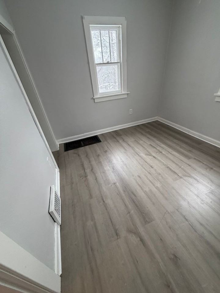 624 N Lewis Ave - Photo 5 of 23