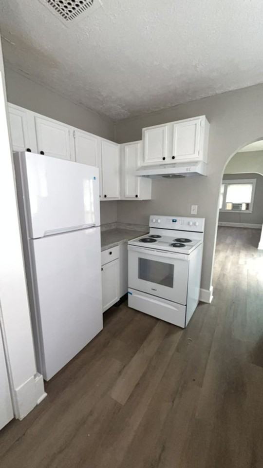 513 E Centennial Ave - Photo 2 of 14