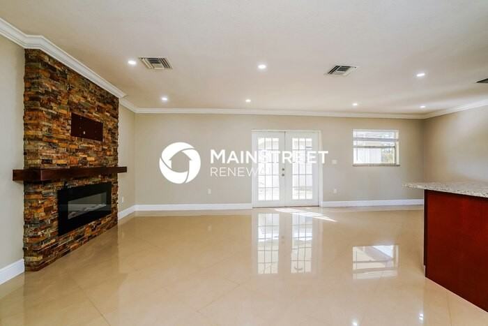 300 E 10th St - Photo 3 of 16