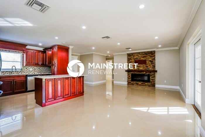 300 E 10th St - Photo 4 of 16