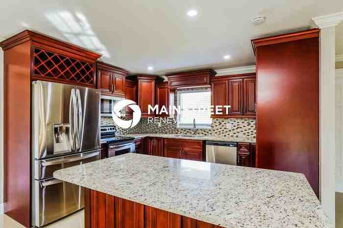 300 E 10th St - Photo 5 of 16