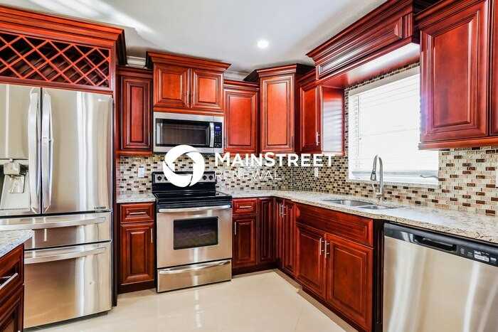 300 E 10th St - Photo 6 of 16