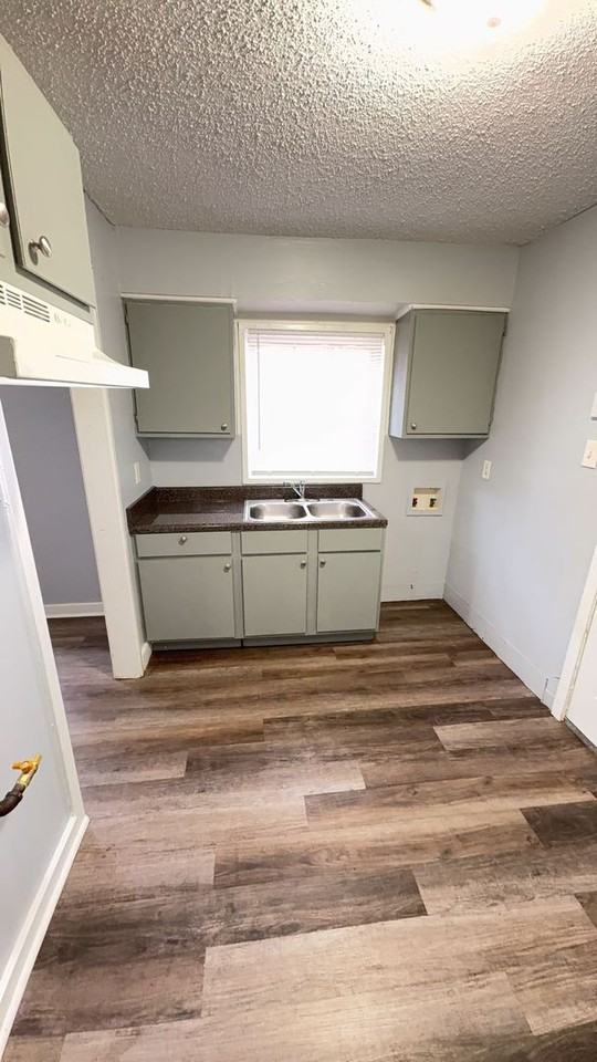 1300 Robin Hood Ln - Photo 6 of 10