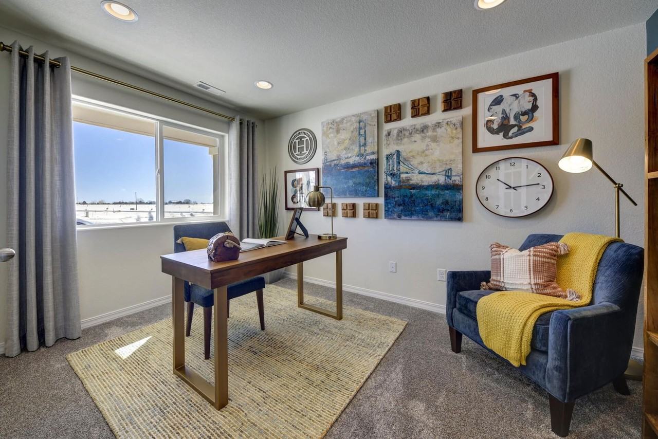 2450 Crown View Dr - Photo 4 of 27