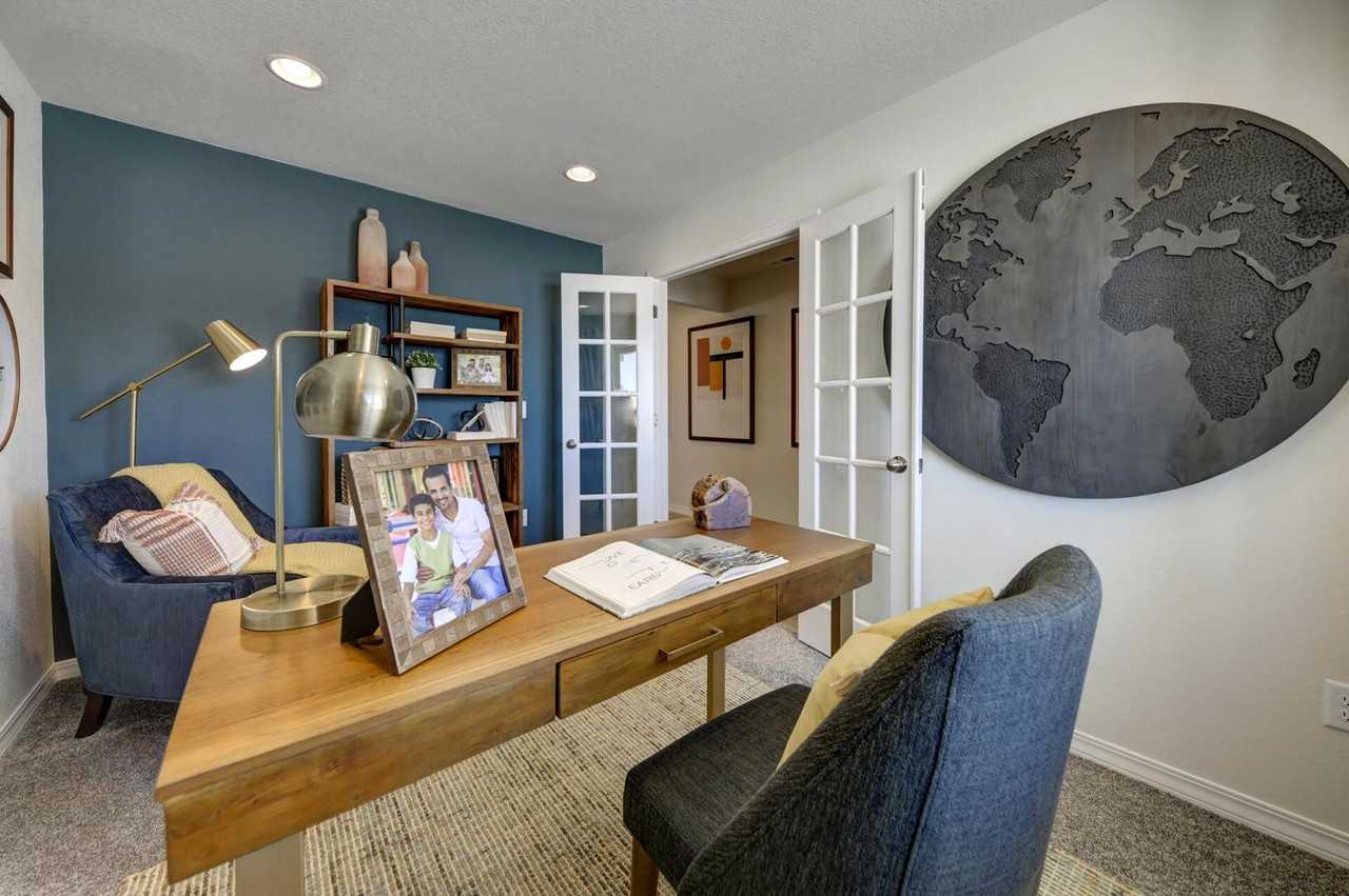 2450 Crown View Dr - Photo 5 of 27