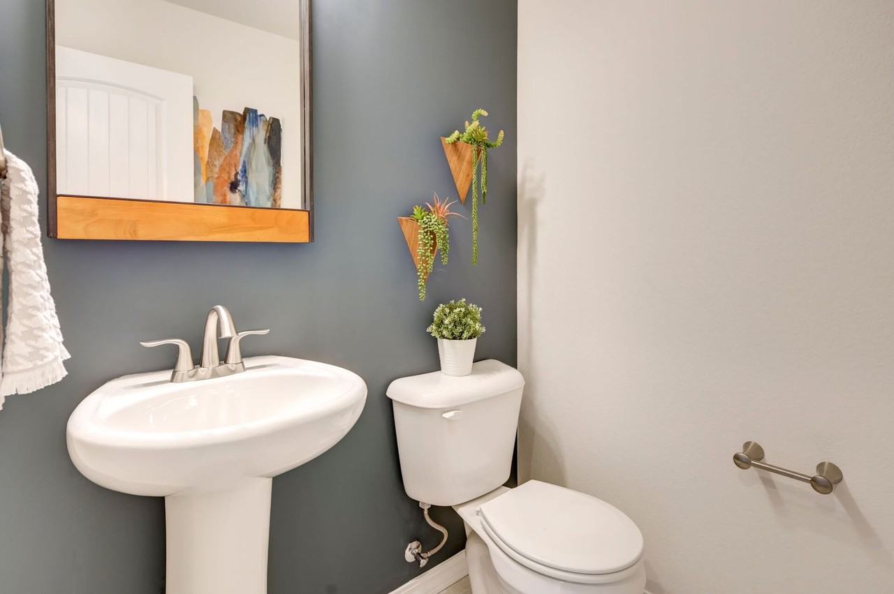 2450 Crown View Dr - Photo 6 of 27