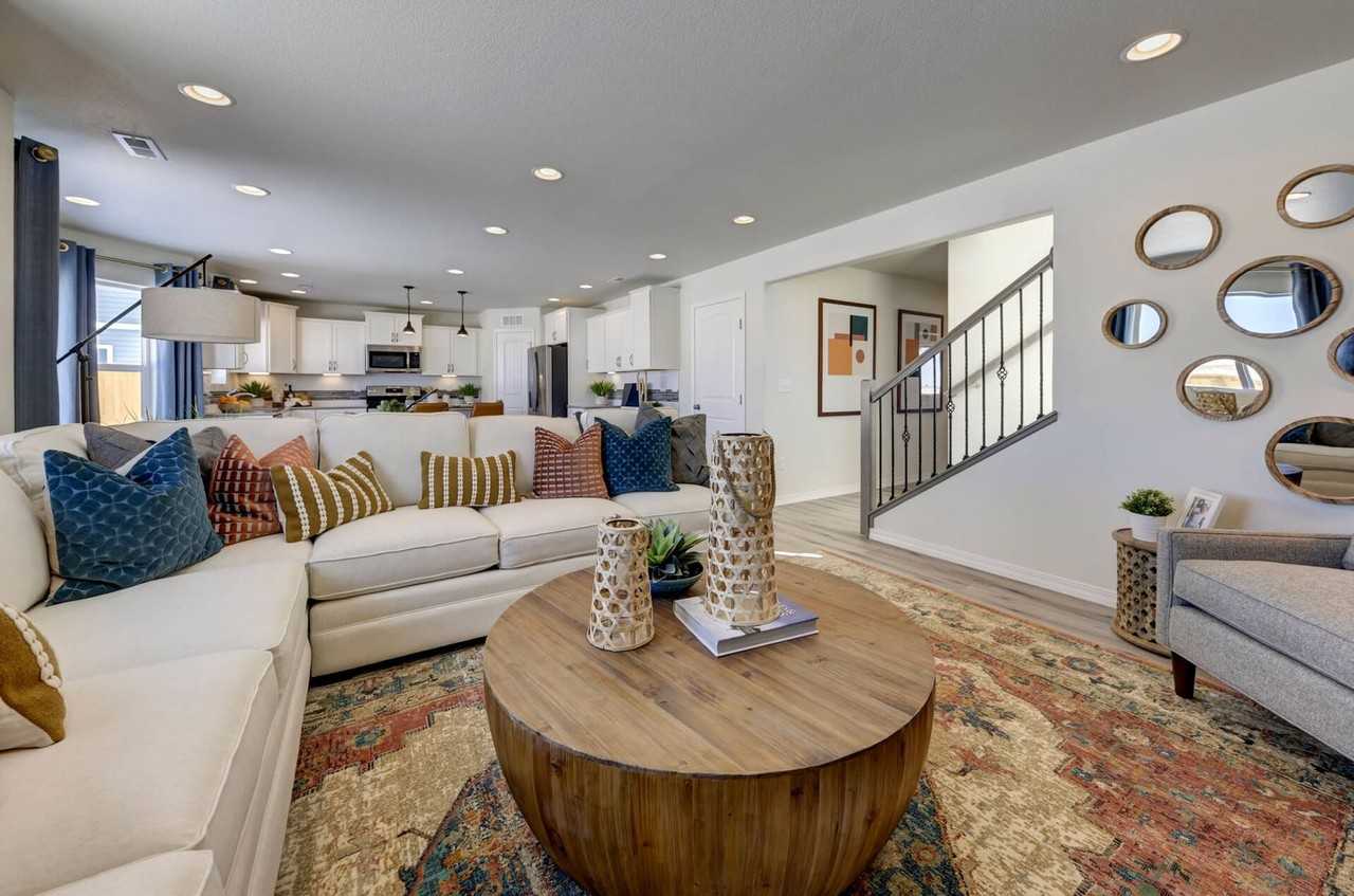 2450 Crown View Dr - Photo 7 of 27