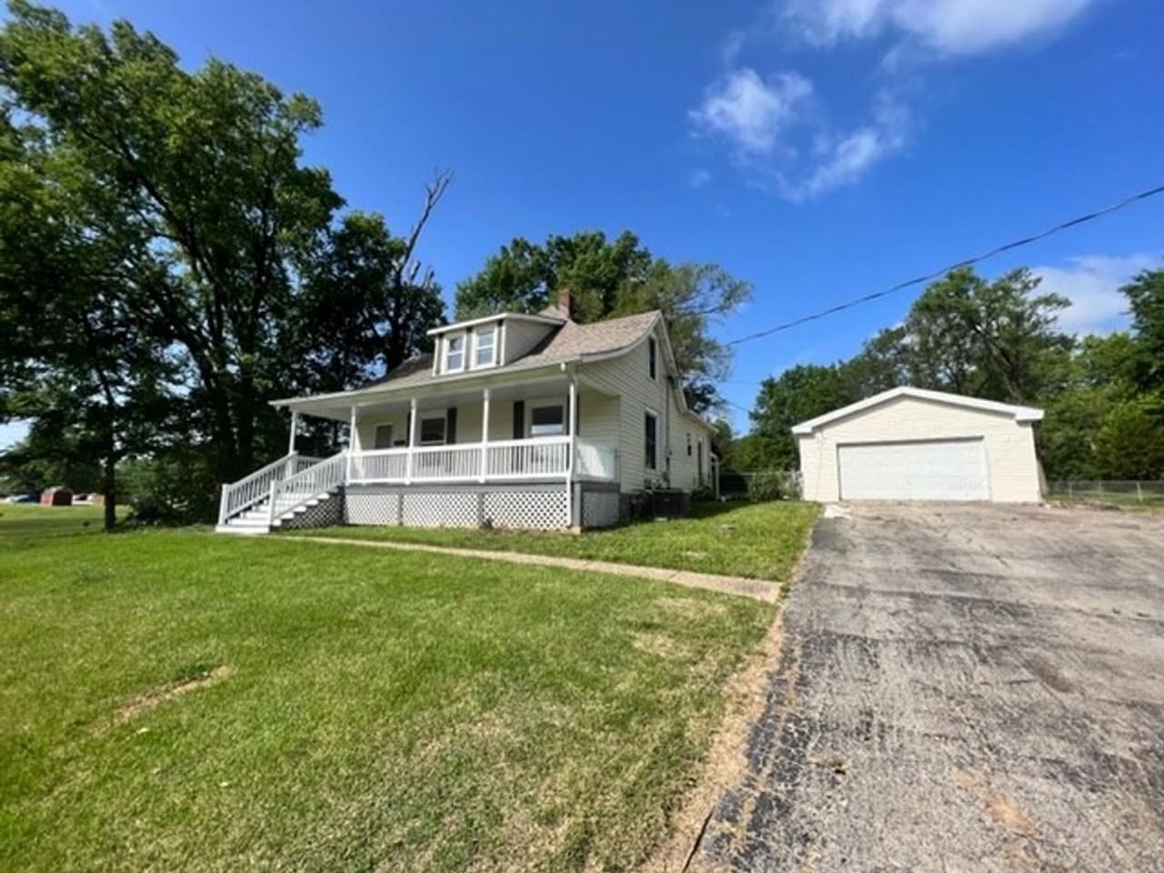 495 Perkins Blvd - Photo 2 of 20