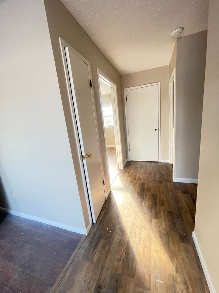 651 E College St #C - Photo 6 of 7