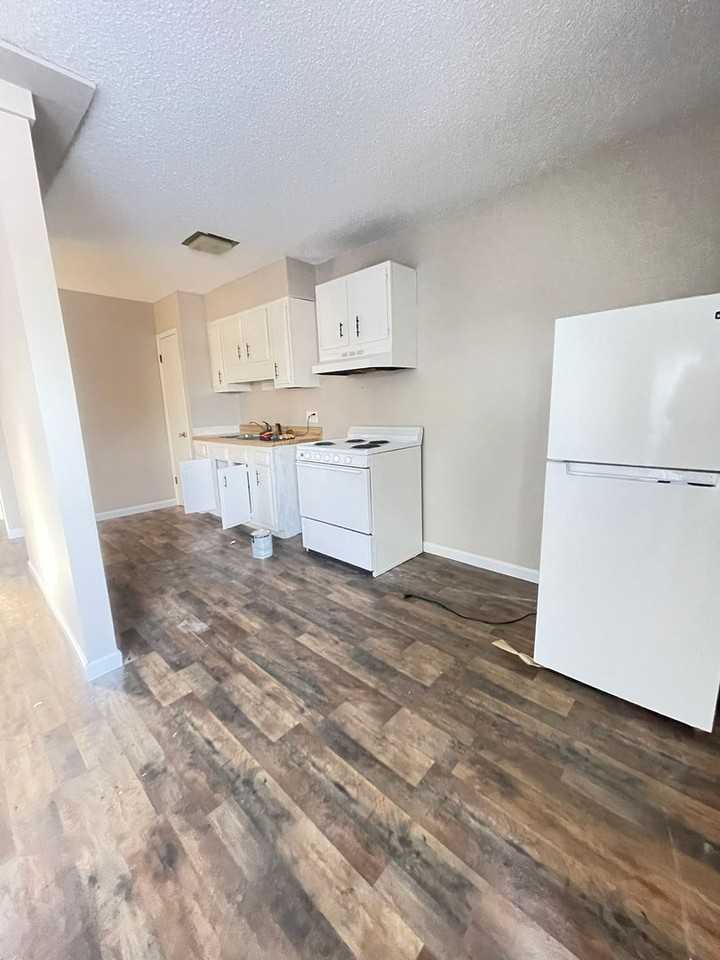 651 E College St #C - Photo 7 of 7