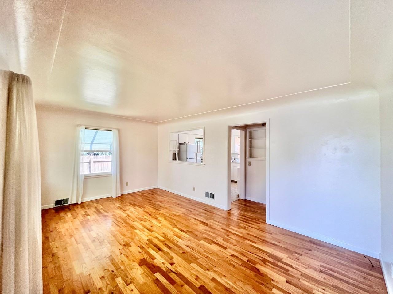 2304 W 6th St - Photo 2 of 17