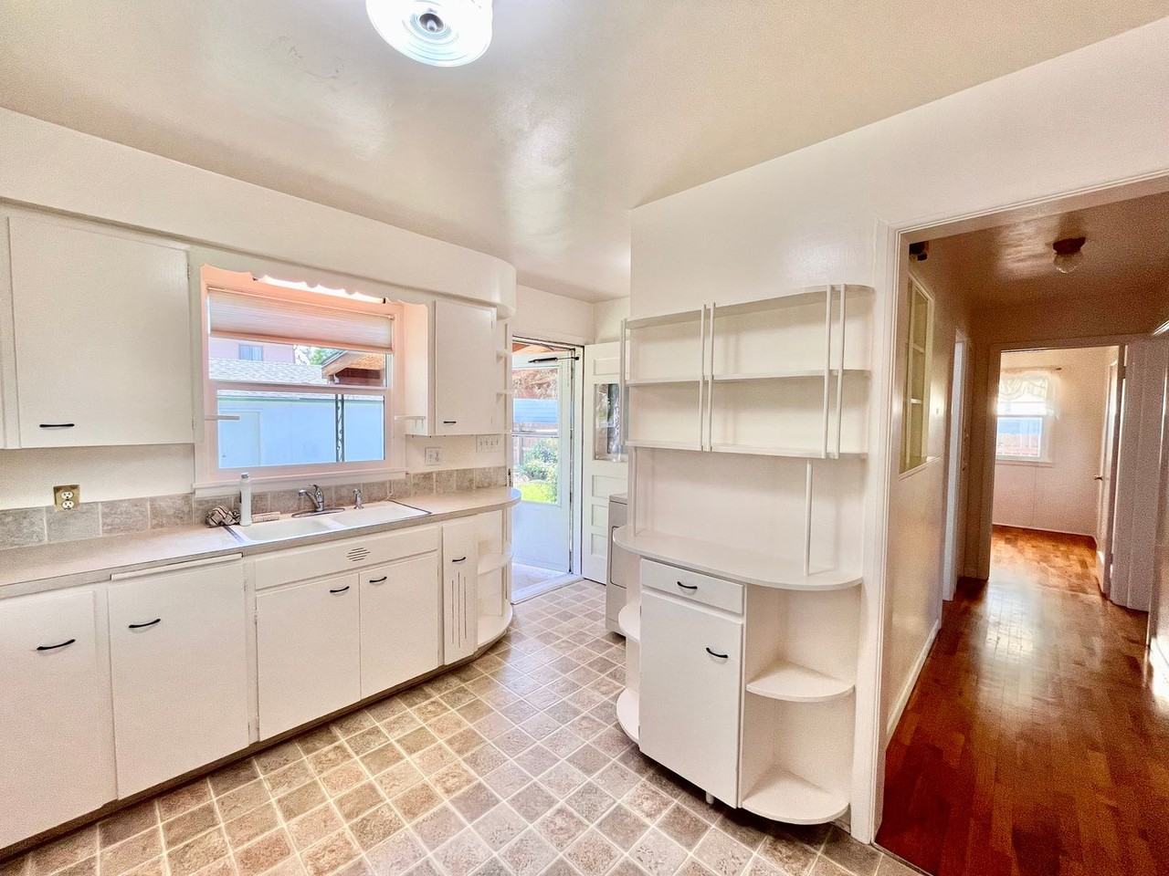 2304 W 6th St - Photo 5 of 17