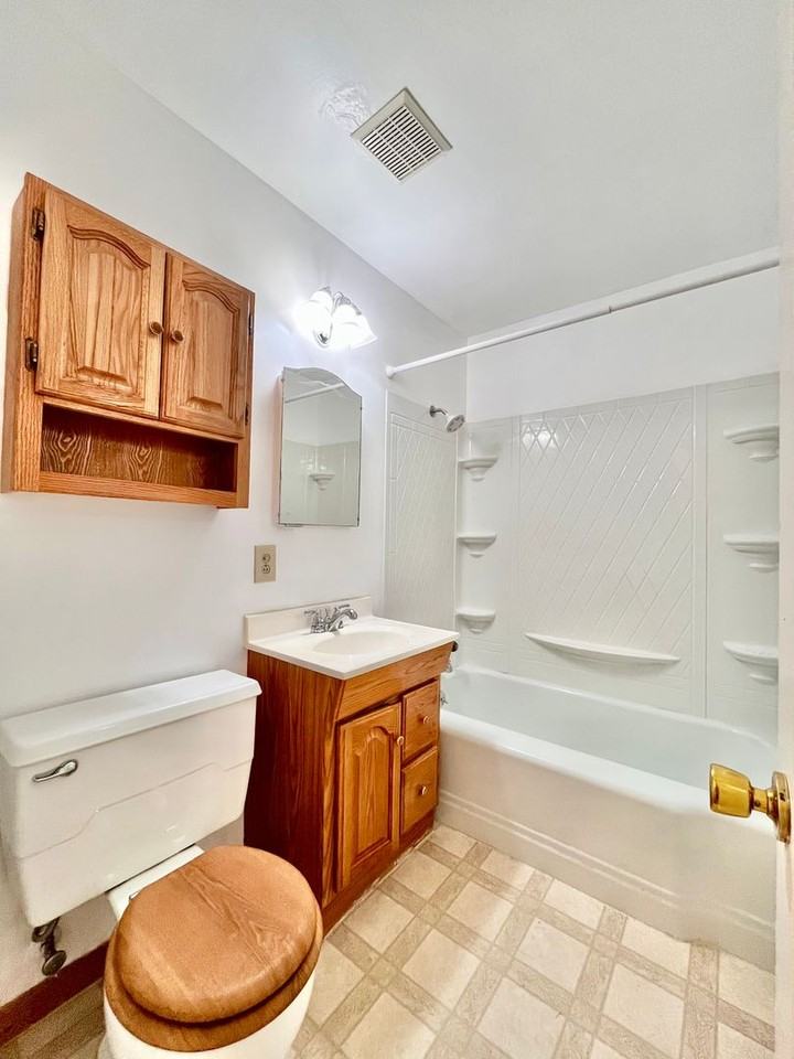 2304 W 6th St - Photo 7 of 17