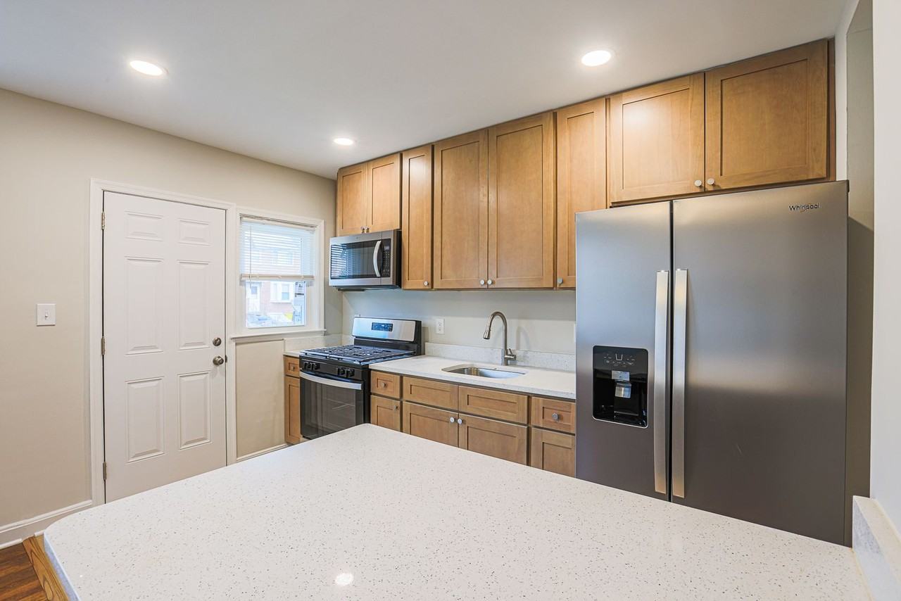 1554 Pentwood Rd - Photo 3 of 45