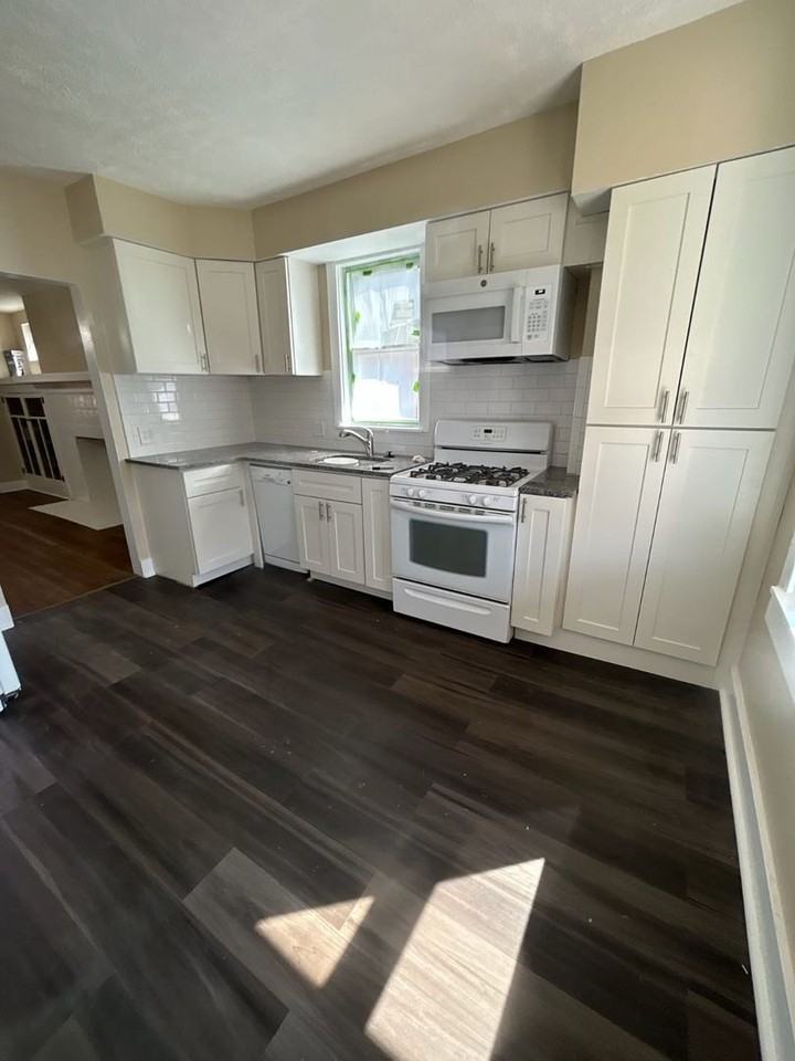 638 Hazelwood Ave - Photo 4 of 9