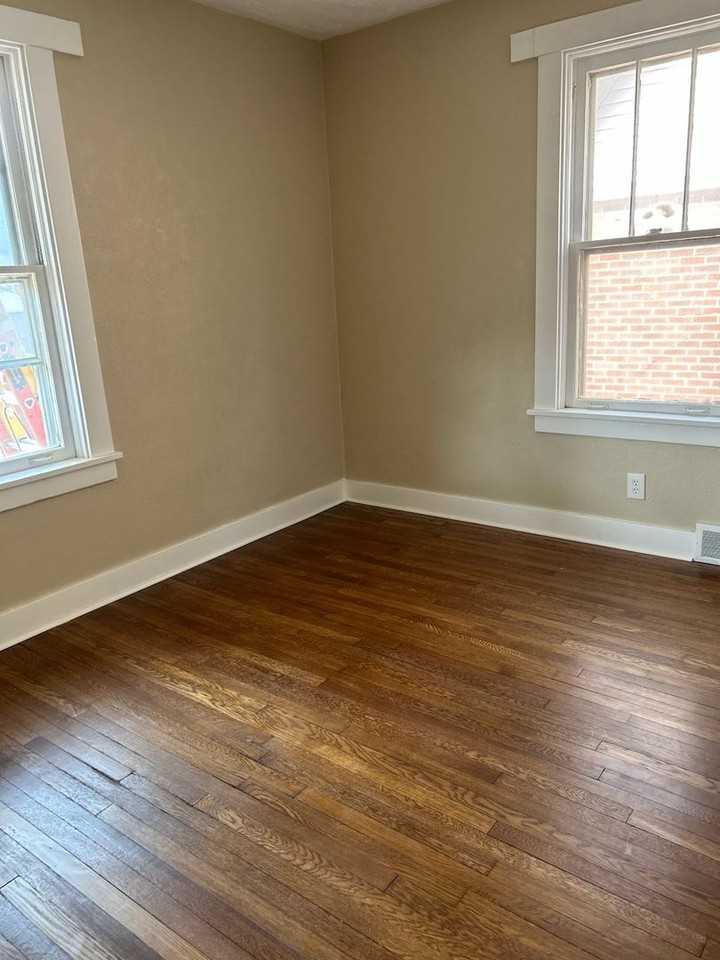 638 Hazelwood Ave - Photo 7 of 9