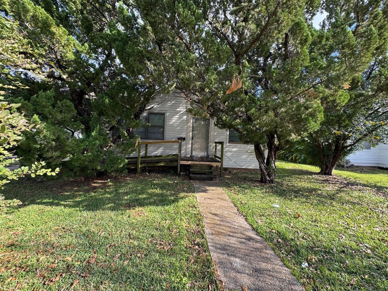 332 Mccormick St - Photo 2 of 13