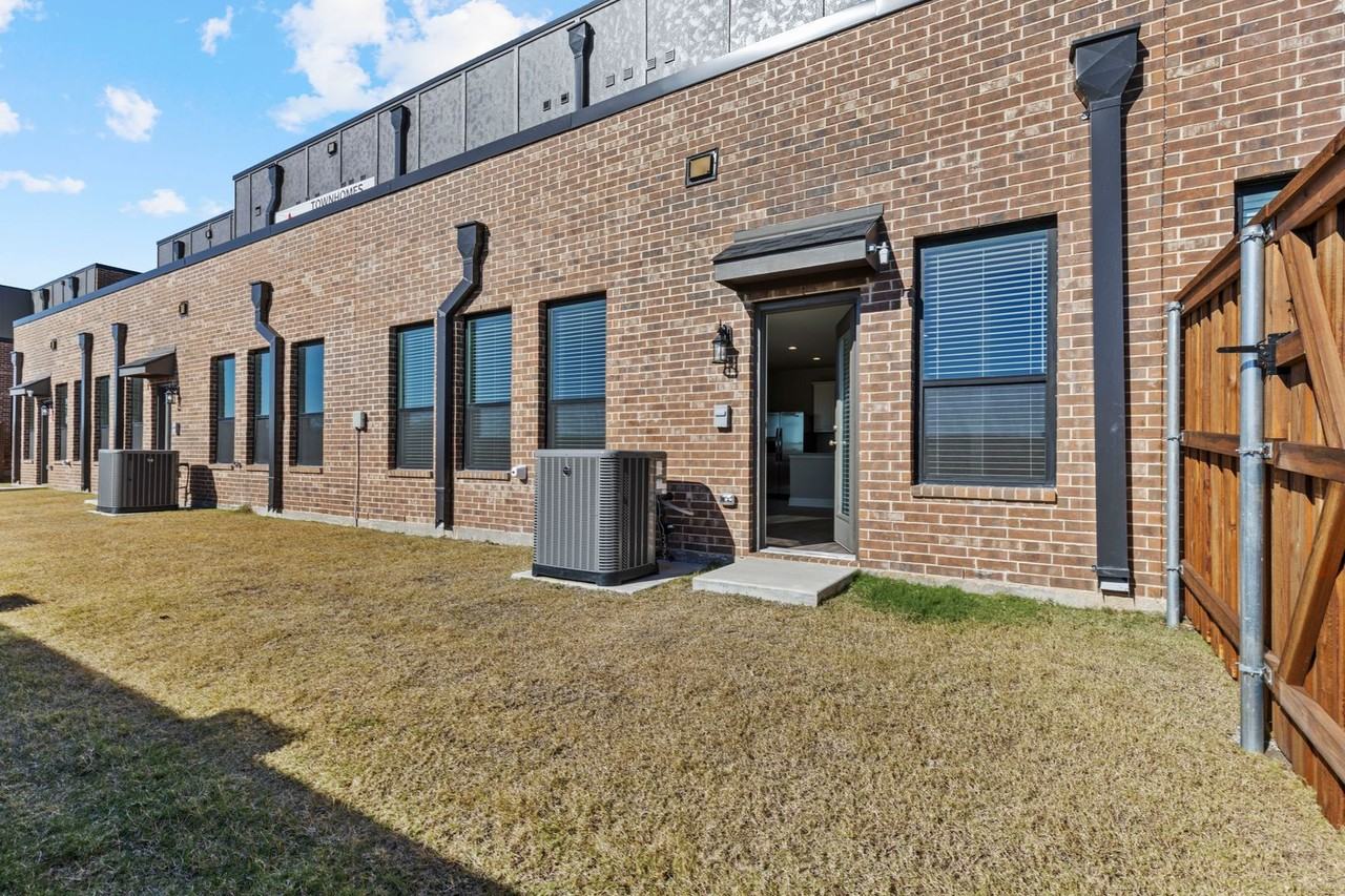 2065 Layla Dr - Photo 3 of 23