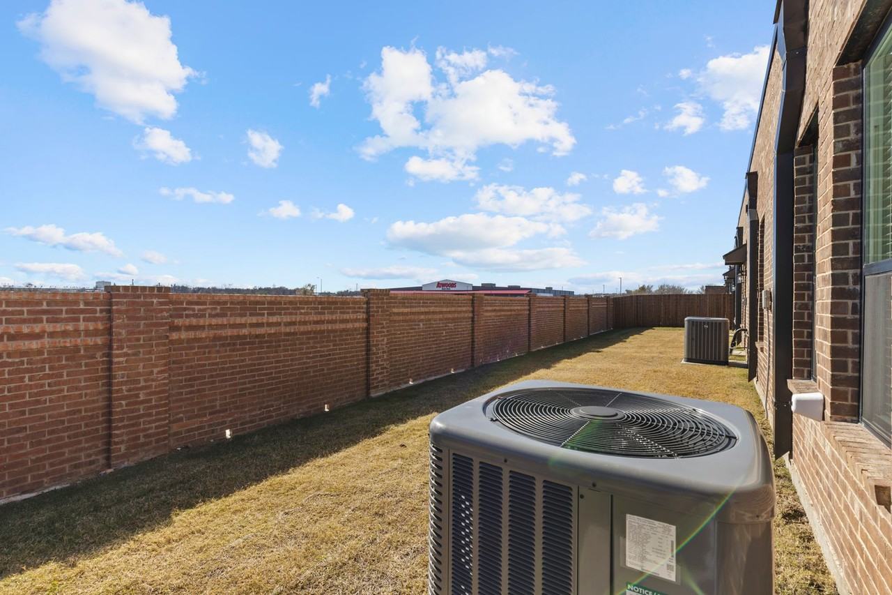 2065 Layla Dr - Photo 4 of 23