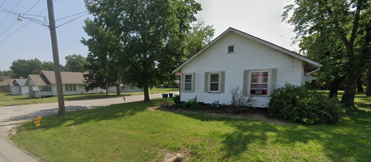 901 West 7th Street - Photo 2 of 3