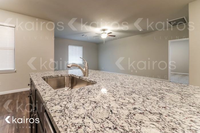 913 Nw 4th St - Photo 5 of 16