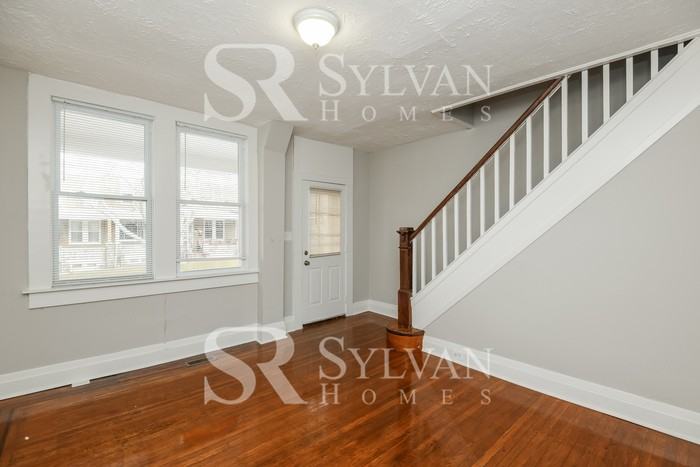 2837 Pelham Ave - Photo 4 of 15