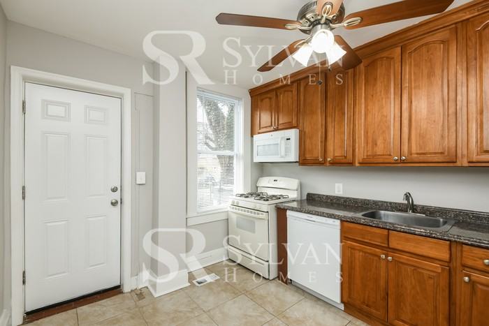 2837 Pelham Ave - Photo 7 of 15