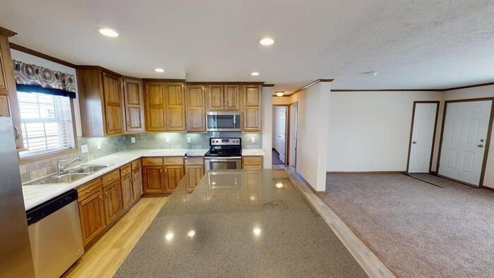 140 American Ave - Photo 3 of 23