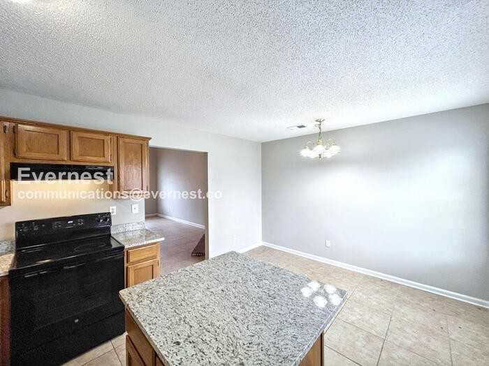 7036 Foxhall Dr - Photo 4 of 22